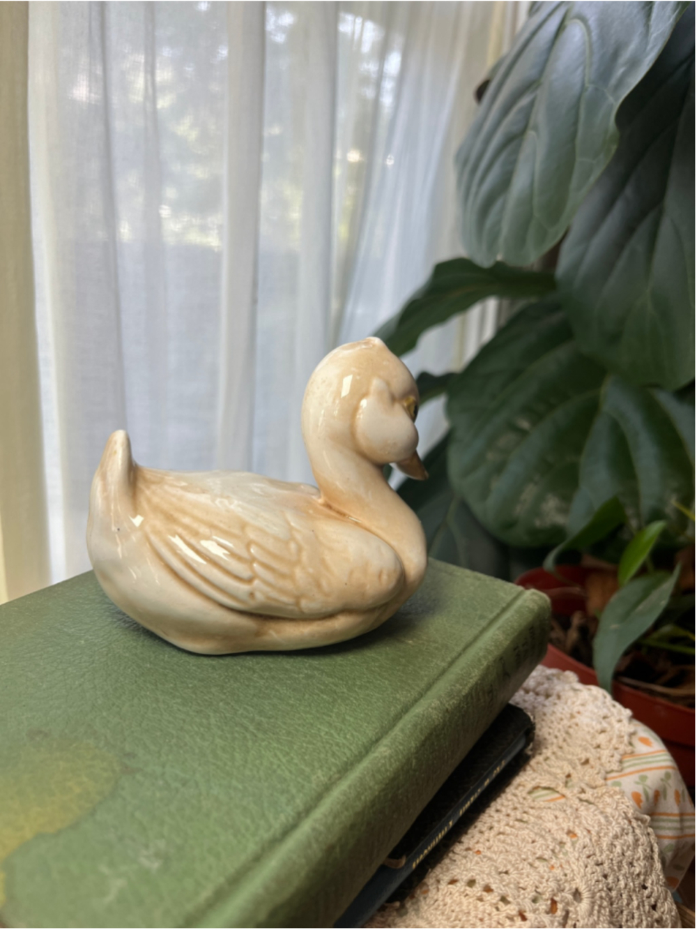 Vintage Beige & Gold Ceramic Duck Figurine - 4.5" Textured Sitting Duck - Picture 8 of 10